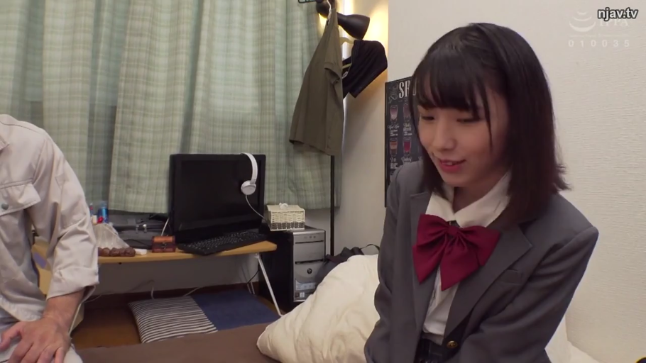 坐姿 · 卧室 · 中景 · 电脑 · 微笑 · 制服 · 交流 · 日本