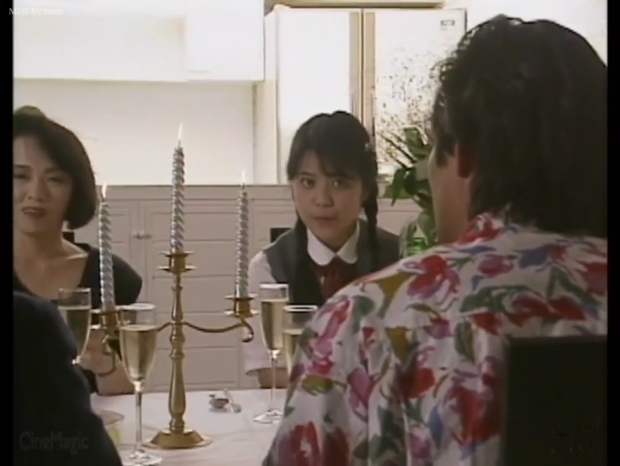 坐姿 · 自然 · 烛台 · 花衬衫 · 餐厅 · 聚餐