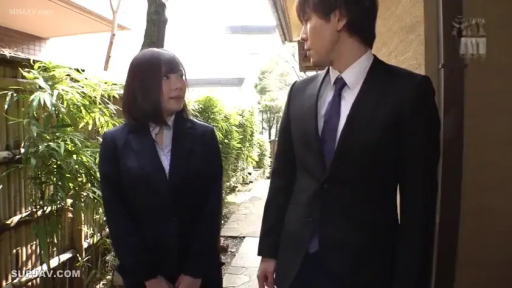 平静 · 黑色西服 · 小径 · 人物侧脸近景
