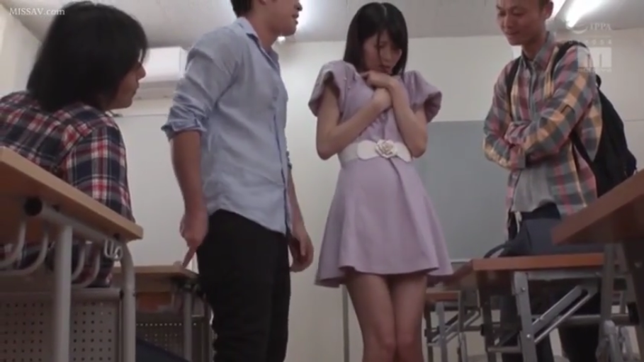 教室 · 中景 · 站姿 · 课桌椅 · 恐惧 · 紫色连衣裙 · 校园系列 · 欺凌