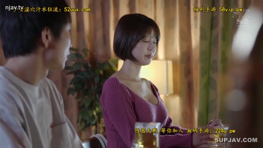 餐厅或酒吧 · 淡然 · 酒杯 · 女性面部中景 · 紫红色针织低胸上衣