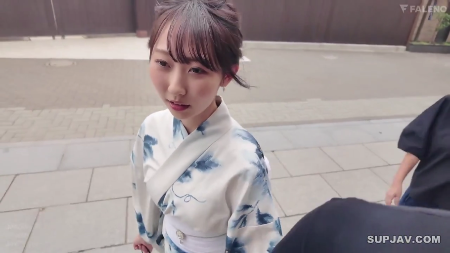 站立 · 半身特写 · 对视 · 亚洲女性 · 室外街道 · 浴衣 · 迷茫
