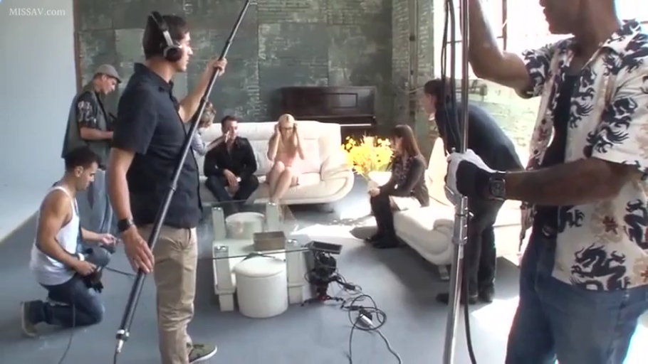 坐姿 · 全景 · 自然 · 连衣裙 · 影棚 · 摄影器材 · 幕后 · 准备拍摄