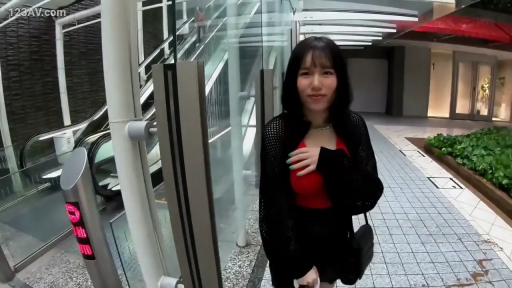 微笑 · 商场 · 单肩包 · 红色吊带上衣 · 头部及上半身特写