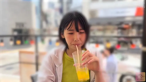 坐姿 · 中景 · 自然 · 连帽衫 · 玻璃杯 · 休闲 · 喝饮料 · 户外餐厅