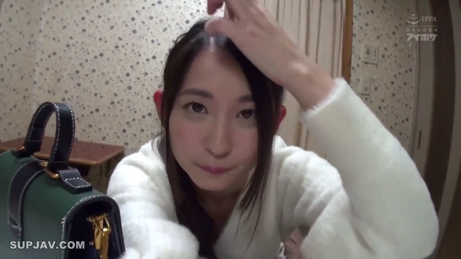 室内 · 俯身 · 脸部特写 · 自然 · 手提包 · POV · 白色毛衣 · 整理头发