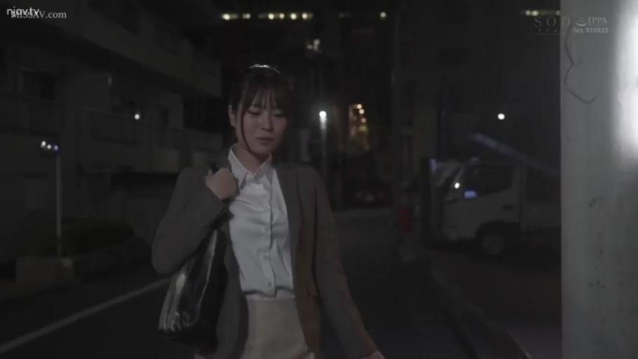 疲惫 · 西装外套 · 街头 · 人物半身特写 · 背景灯光昏暗