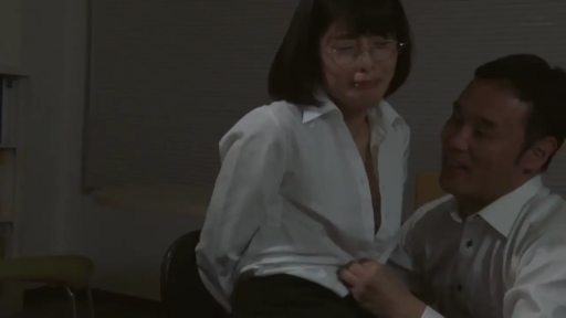 抗拒 · 眼镜 · 办公室 · 白色职业衬衫 · 性骚扰 · 室内暗光 · 女人的面部表情特写