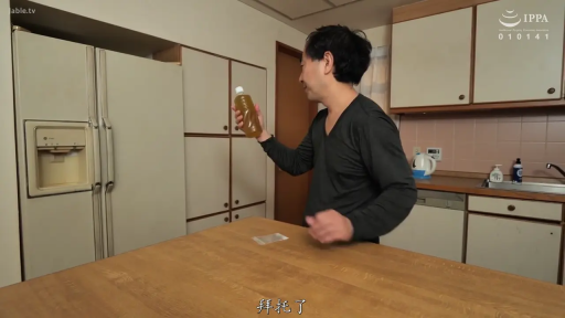 专注 · 站姿 · 厨房 · 持物 · 塑料瓶 · 黑色长袖 · 中年男子