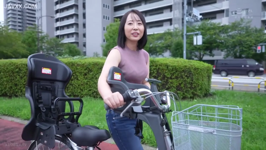人物半身特写 · 温柔 · 自行车 · 藕粉色无袖针织上衣 · 人行道
