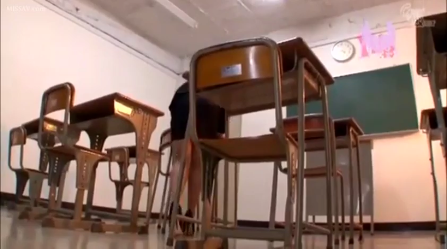 教室 · 站立 · 职业装