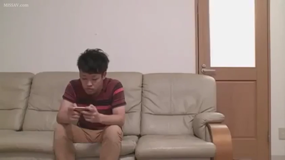 专注 · 沙发 · 手机 · 红色条纹短袖