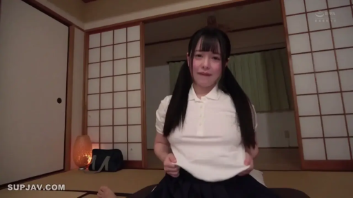 坐姿 · 和室 · 微笑 · 半身 · 榻榻米 · 双马尾 · 撩起上衣 · 白色POLO衫