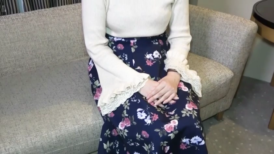 温婉 · 坐姿特写 · 室内沙发 · 深蓝色碎花长裙 · 日常装束