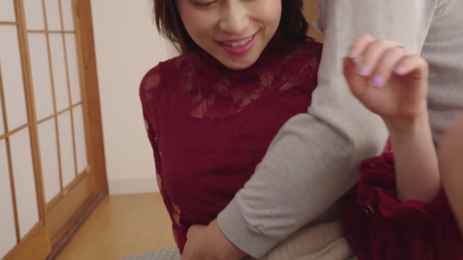 卧室 · 微笑 · 酒红色蕾丝高领长袖上衣 · 男性手臂