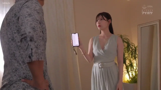 室内 · 站立 · 中景 · 手机 · 连衣裙 · 质问 · 日本AV · 展示手机