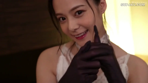 室内 · 微笑 · 面对镜头 · 面部特写 · 白色蕾丝上衣 · 正面姿态