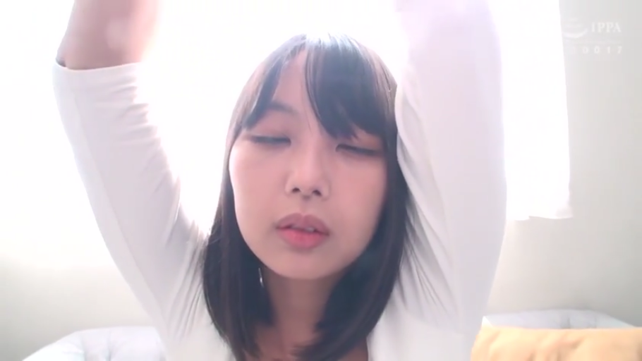 室内 · 面部特写 · 嘴巴微张 · 白色长袖上衣 · 光线明亮