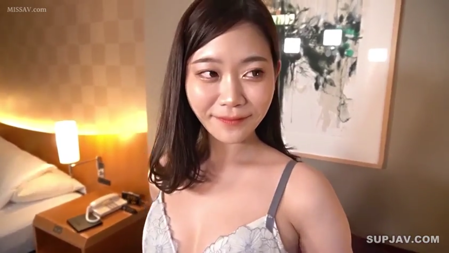 站立 · 微笑 · 床 · 半身 · 注视 · 酒店客房 · 黑色长发 · 浅色蕾丝吊带