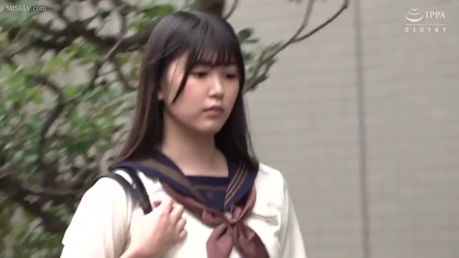 上半身特写 · 室外 · 单肩包 · 神情冷淡 · 深色领结