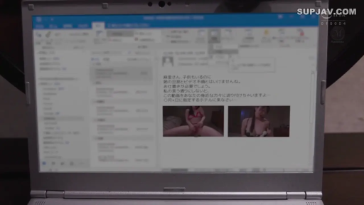 室内 · 坐姿 · 笔记本电脑 · 内衣 · 文字内容 · 屏幕特写 · 观看视频