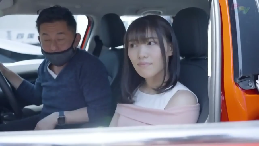 平静 · 手表 · 汽车内 · 浅粉色露肩上衣 · 两人半身像