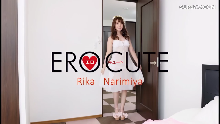 门边 · 白色吊带连衣裙