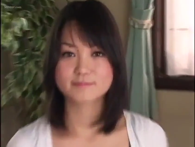 室内 · 脸部特写 · 注视 · 白色上衣