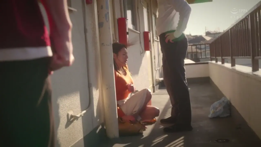 公寓走廊 · 等待 · 女子上半身侧面 · 午后阳光 · 女子穿橙色上衣和浅色裙子