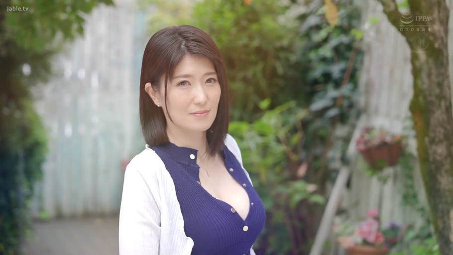 面部特写 · 温柔 · 室外花园 · 深蓝色针织开衫