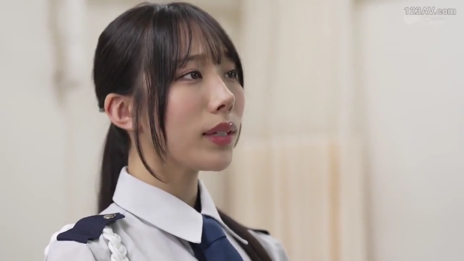 室内 · 站姿 · 平静 · 制服 · 注视 · 长发 · 头部特写