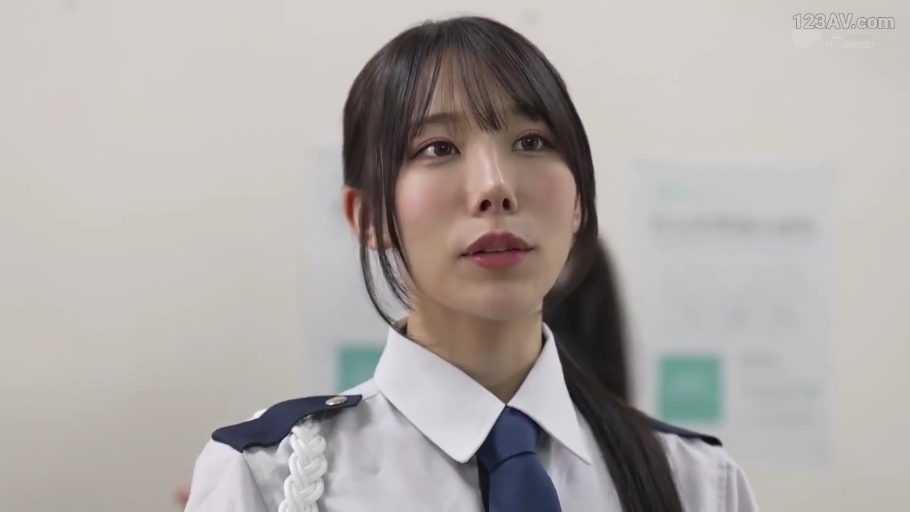 室内 · 脸部特写 · 站立 · 平淡 · 亚洲女性 · 观看 · 警卫制服