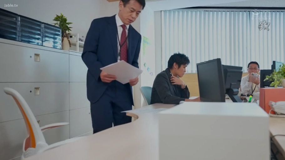 若有所思 · 办公室 · 领带 · 文件