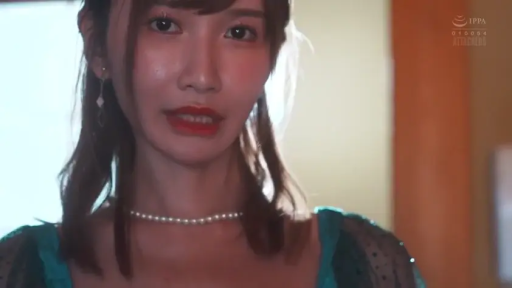 室内 · 眼睛特写 · 凝视 · 绿色蕾丝边上衣 · 珍珠项链