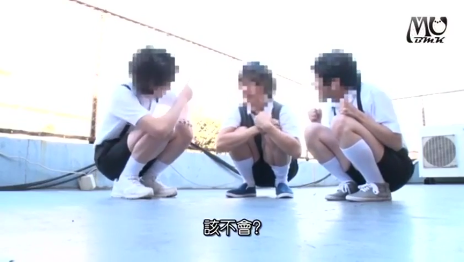 交谈 · 全身 · 蹲姿 · 模糊 · 学生装 · 天台