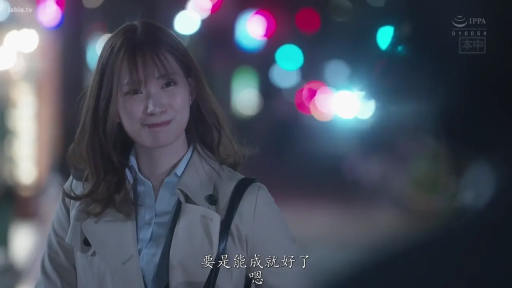 注视 · 浅色风衣 · 夜晚街道 · 人物半身特写 · 背景有彩色虚化灯光