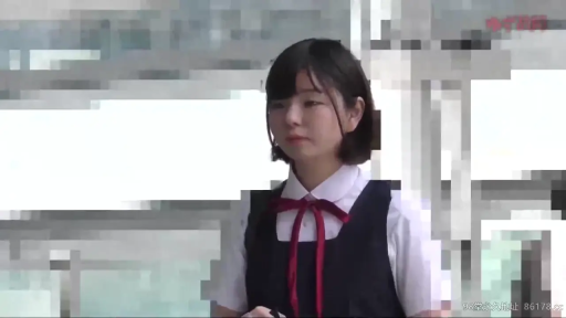 室内 · 上半身特写 · 无表情 · 深色背心裙