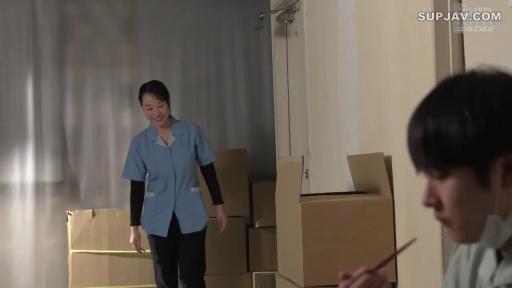 房间 · 微笑 · 画笔 · 黑色内搭长袖
