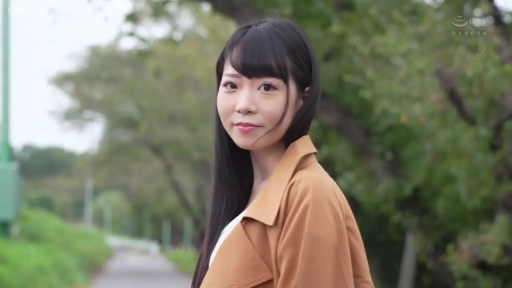 脸部特写 · 微笑 · 树林小路 · 棕色风衣