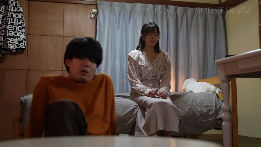 坐姿 · 严肃 · 卧室 · 床铺 · 全景 · 碎花上衣 · 剧情感 · 陪伴