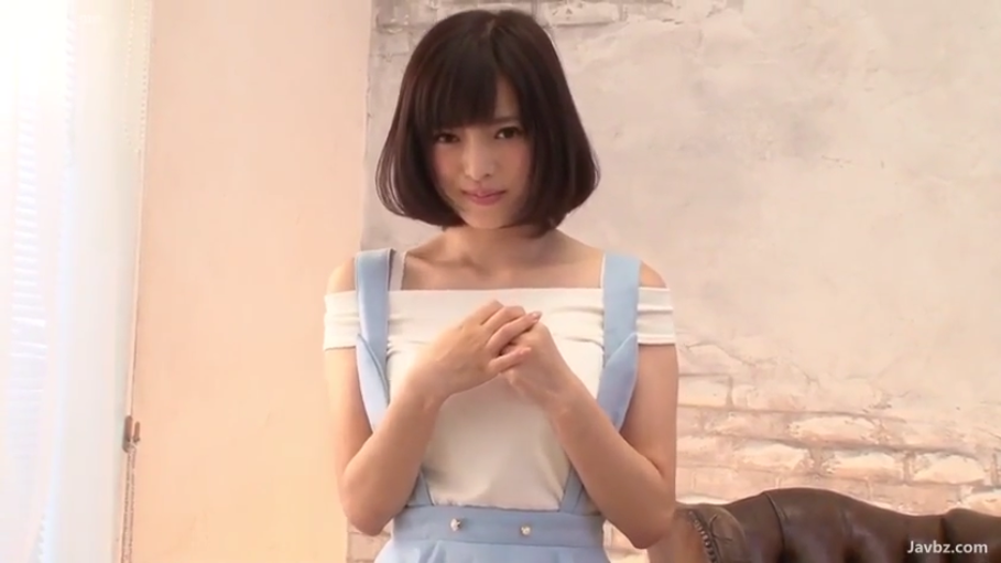 摄影棚 · 双手握于胸前 · 沙发 · 害羞 · 半身特写 · 注视镜头 · 日本女优 · 蓝色背带裙