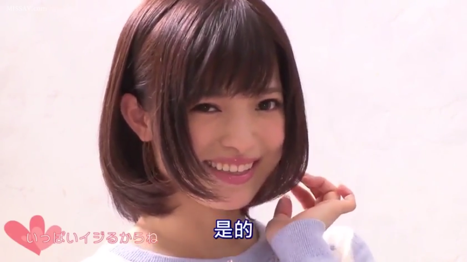 室内 · 脸部特写 · 微笑 · 对视 · 针织衫 · 短发 · 侧头