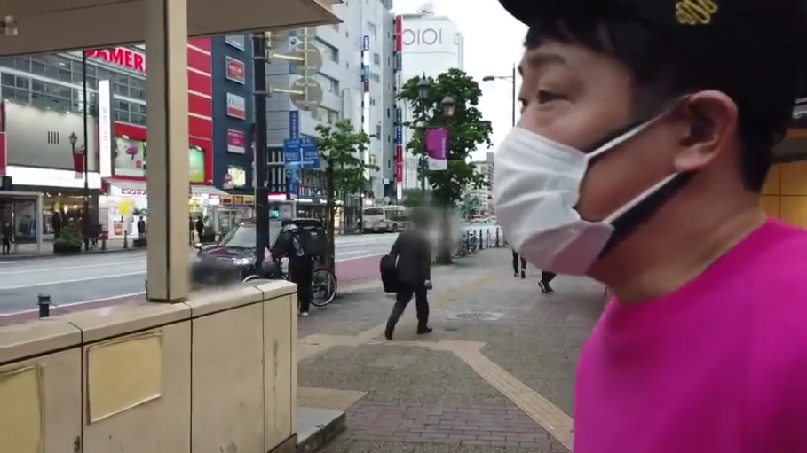 站立 · 平静 · 黑色鸭舌帽 · 白色口罩 · 侧面近景 · 户外实拍 · 日本都市街道 · 在街头张望