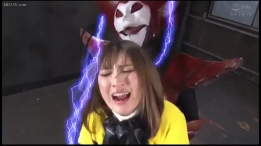 室内 · 尖叫 · 黄色上衣 · 女子面部特写 · 怪兽戏服 · 特效闪电