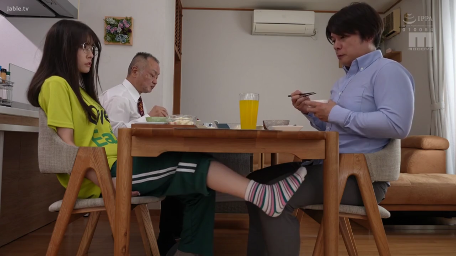 坐姿 · 平静 · 碗筷 · 运动裤 · 足部 · 餐厅 · 脚交 · 桌下调情