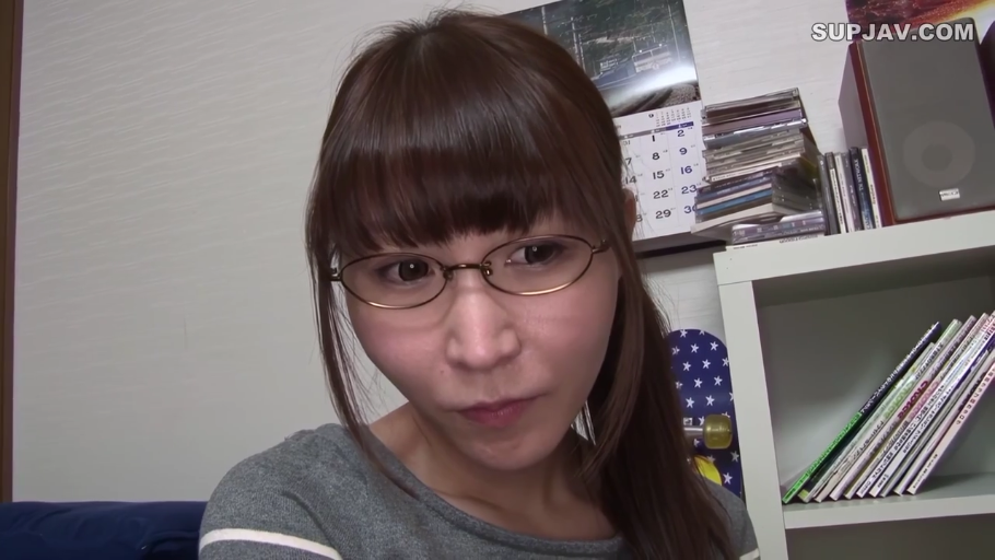 室内 · 坐姿 · 眼镜 · 自然 · 面部特写 · 灰色上衣 · 注视 · 长发