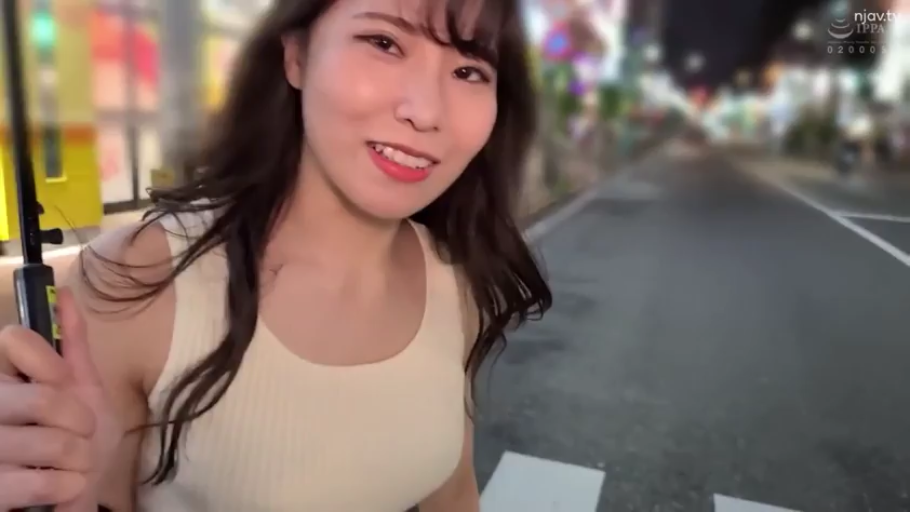 脸部特写 · 面对镜头 · 弯腰前倾 · 甜美微笑 · 雨伞 · 夜间街道 · 米色无袖背心