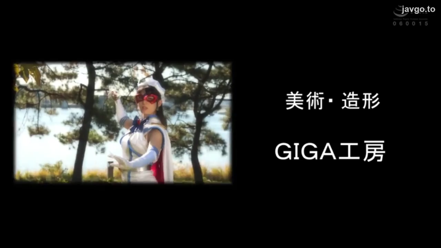 严肃 · 站立 · 中景 · 户外 · 眼罩 · 角色扮演服 · 特摄 · 摆造型