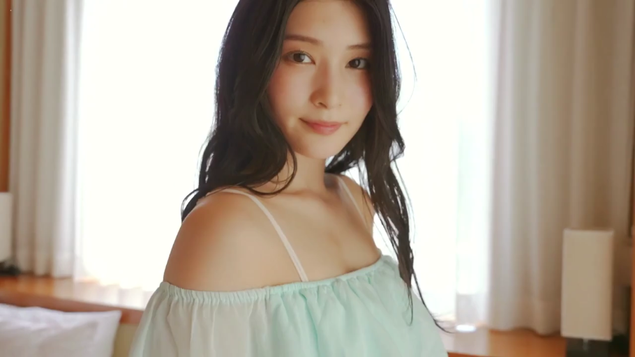 卧室 · 肩膀及锁骨特写 · 浅绿色一字肩露肩上衣 · 光线柔和 · 轻微微笑
