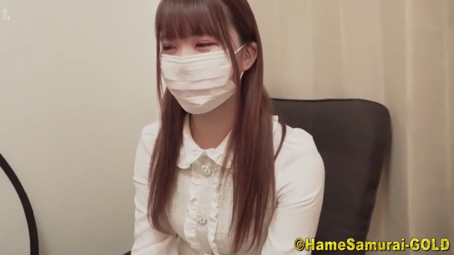 室内 · 坐姿 · 羞涩 · 半身 · 长发 · 口罩 · 白色蕾丝衬衫 · 面谈